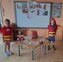 Играли в пожарных Играли в пожарных.