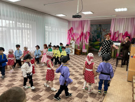 Танцевали с матрешками и родителями Танцевали с матрешками и родителями.